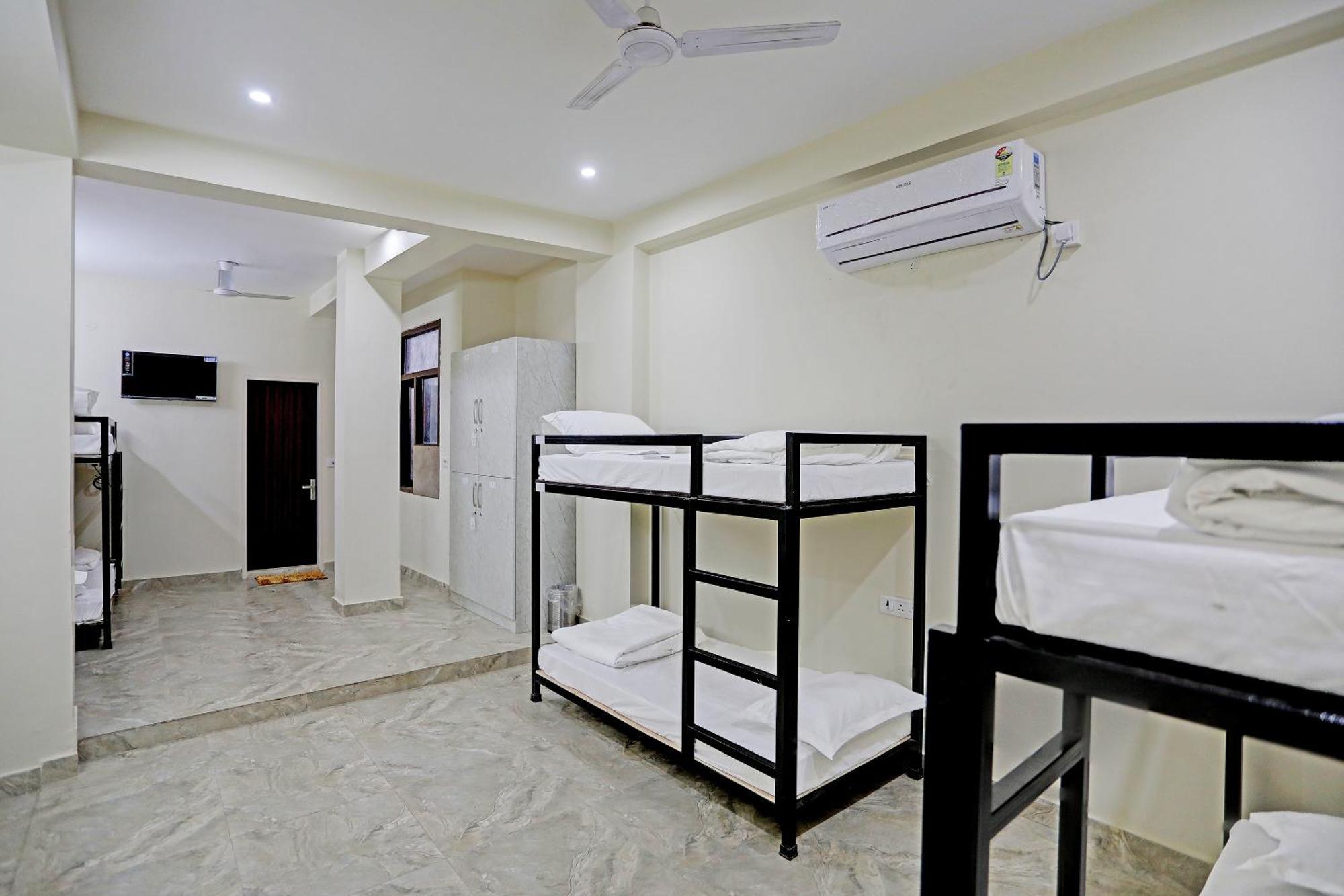Hostel S B Inn-near Train Station