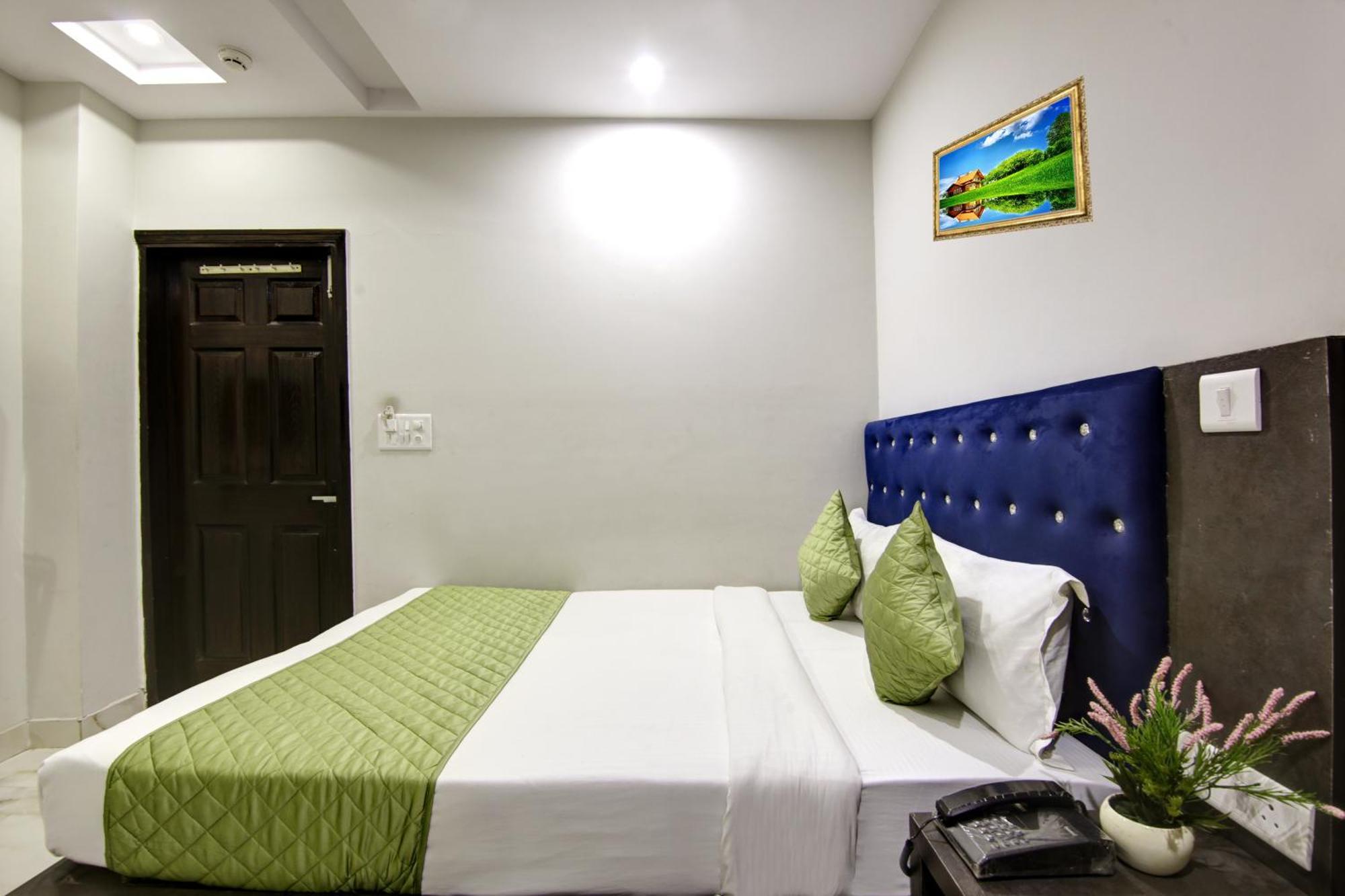 S B Inn-near Train Station Hostel