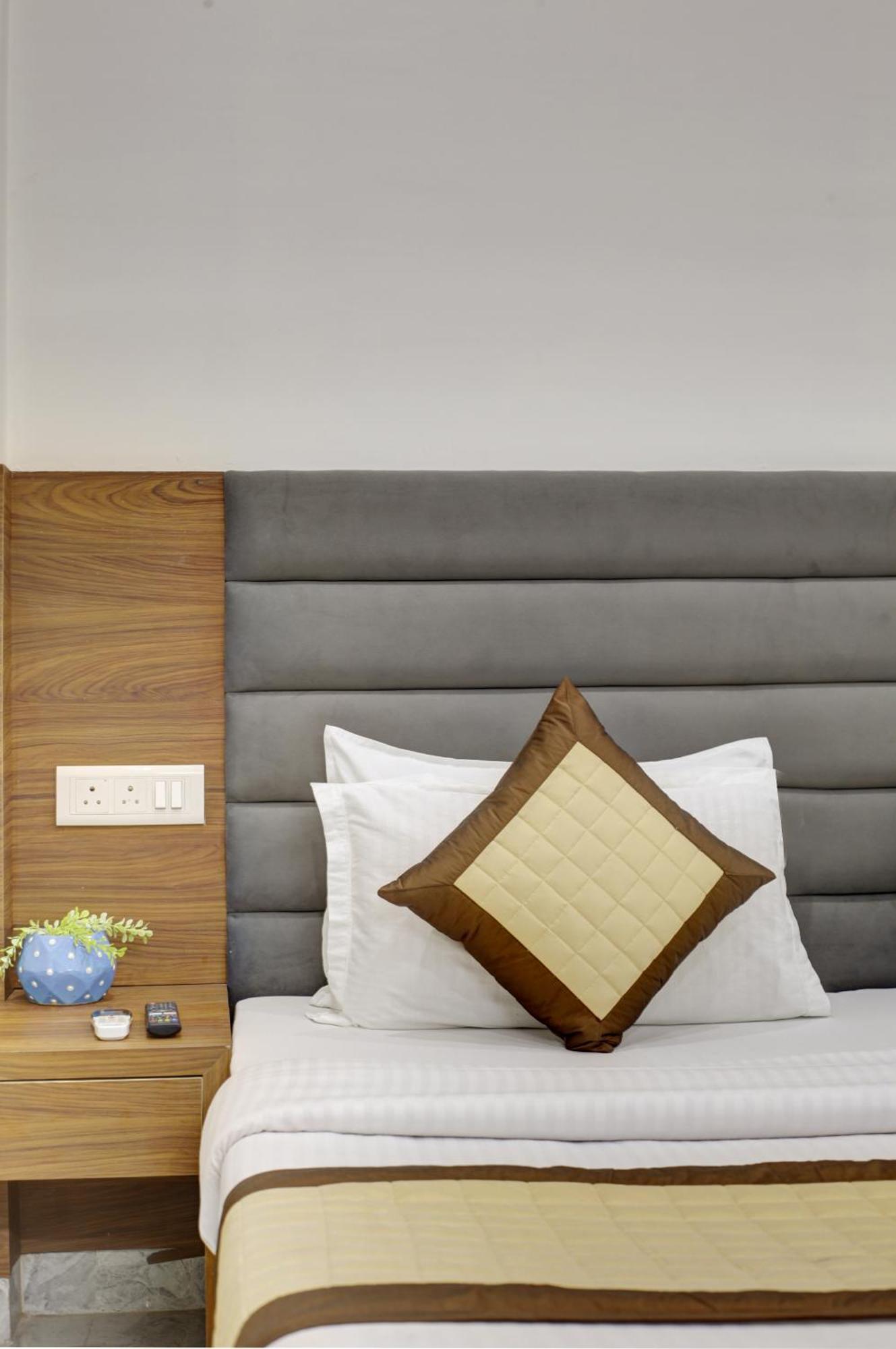 S B Inn-near Train Station Hostel